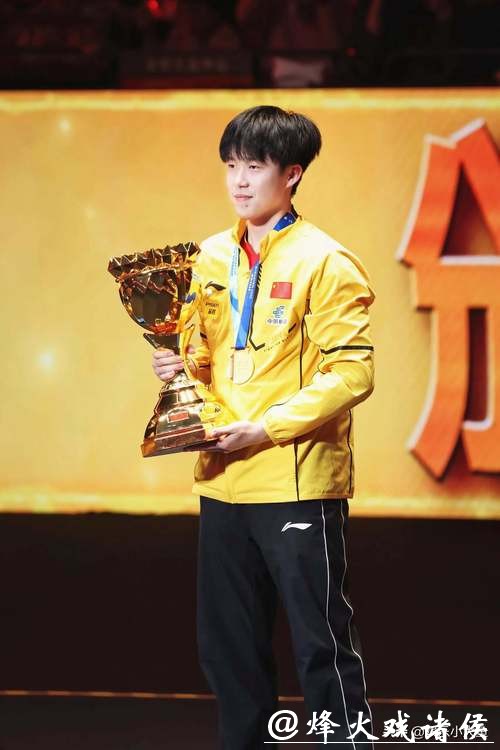 一张颁奖自拍照,竟藏了这么多戏,王楚钦笑得阳光灿烂,户上隼辅满脸“追星”喜悦,张本智和微妙表情透露无声故事 一张颁奖自拍照,竟藏了这么多戏,王楚钦笑得阳光灿烂,户上隼辅满脸“追星”喜悦,张本智和微妙表情透露无声故事