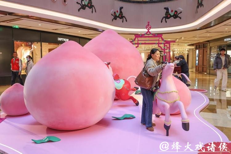 粉红白马“跃”然商场！兴业太古汇“一骑桃喜”新春活动季创新演绎中国年味