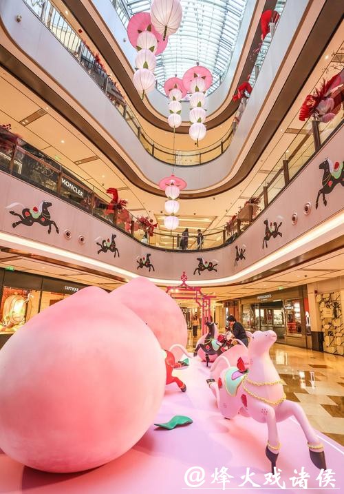 粉红白马“跃”然商场！兴业太古汇“一骑桃喜”新春活动季创新演绎中国年味