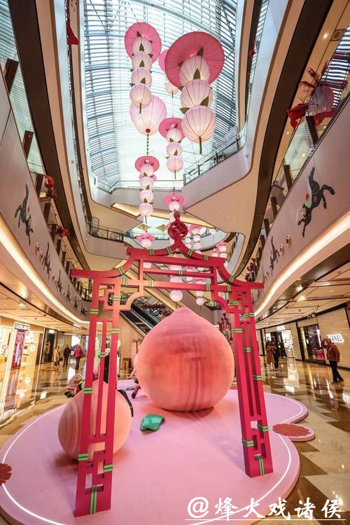 粉红白马“跃”然商场！兴业太古汇“一骑桃喜”新春活动季创新演绎中国年味